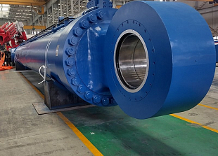 Гидроцилиндр вылета стрелы для сваебойной баржи (ISO)